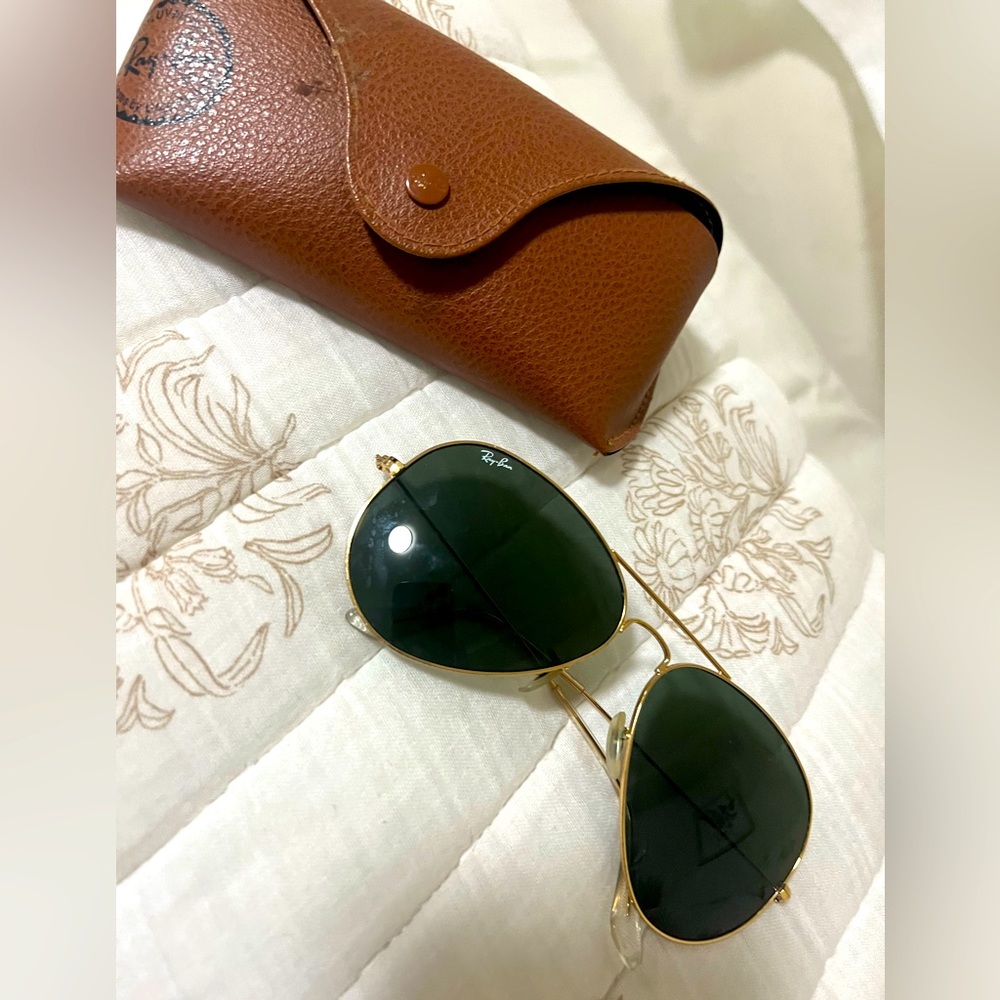 Classic RayBan unisex aviators sunglasses